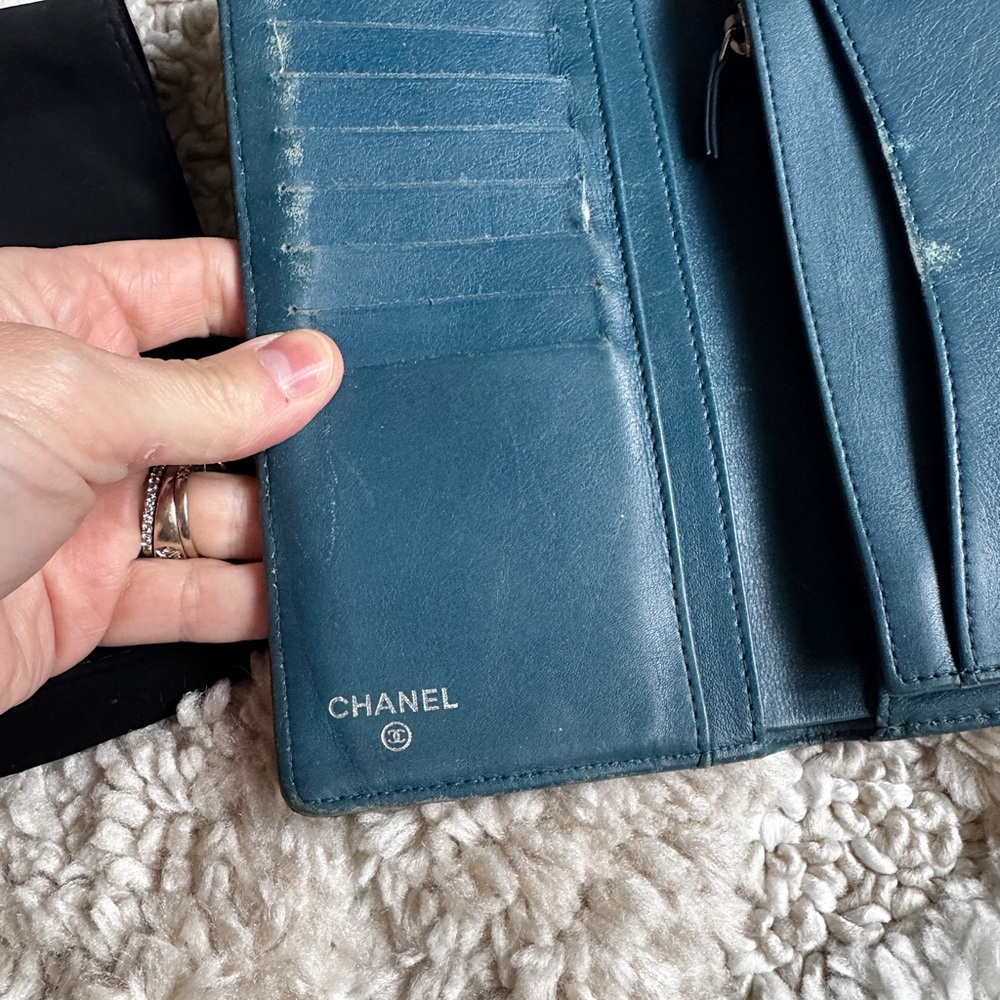 SOLD🌺CHANEL Teal Bifold Long CC logo Quilted Patent Leather Yen Wallet + card - Picture 5 of 11